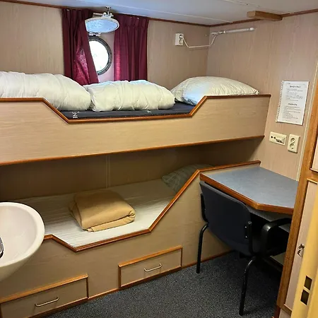 Naviculastar Botel
